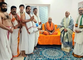 ಕಾಶೀ ಮಠಾಧೀಶ ಶ್ರೀಮದ್ ಸಂಯಮೀಂದ್ರ ತೀರ್ಥ ಸ್ವಾಮೀಜಿಯವರನ್ನು ಟಿಟಿಡಿ ಕಾರ್ಯನಿರ್ವಾಹಕ ಅಧಿಕಾರಿ ಭೇಟಿ