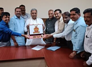 ಕೆಯುಡಬ್ಲ್ಯೂಜೆ ರಾಜ್ಯಮಟ್ಟದ ಕ್ರಿಕೆಟ್ ಟೂರ್ನಮೆಂಟ್ ಲಾಂಛನ ಅನಾವರಣ ಮಾಡಿದ ಮುಖ್ಯಮಂತ್ರಿ