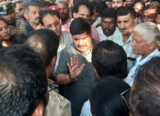 ಶಿಕ್ಷಣ ಇಲಾಖೆಯ ಉಪ ನಿರ್ದೇಶಕರ ಕಚೇರಿ ಮುಂದೆ ಪ್ರತಿಭಟನೆ