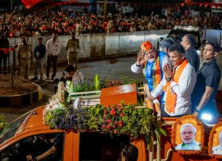 ಮ೦ಗಳೂರಿನಲ್ಲಿ ಪ್ರಧಾನಿ ನರೆಂದ್ರ ಮೋದಿ ಅವರಿ೦ದ ಭಜ೯ರಿ ರೋಡ್ ಶೋ;ಜನಸಾಗರ