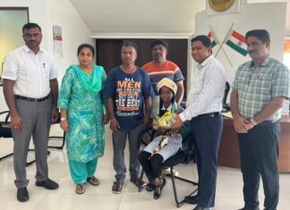 ತಾಯಿಯ ರಕ್ಷಿಸಿದ ಬಾಲಕಿಗೆ ಜಿಲ್ಲಾಧಿಕಾರಿ ಸನ್ಮಾನ