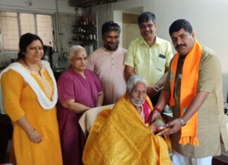 ಪುಣೆ: ಸ್ವಚ್ಛತಾ ಬಾಬಾ ಅವರನ್ನು ಸನ್ಮಾನಿಸಿದ ವೇದವ್ಯಾಸ ಕಾಮತ್