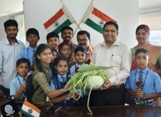 ಸರಕಾರಿ ಶಾಲೆಯಲ್ಲಿ ಬೆಳೆಸಿದ ತರಕಾರಿ ಜಿಲ್ಲಾಧಿಕಾರಿಗೆ ಕೊಡುಗೆ