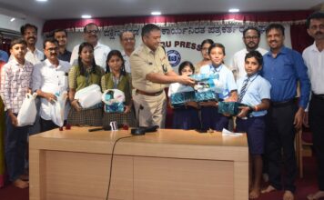 ಕುತ್ಲೂರು ಶಾಲಾಮಕ್ಕಳಿಗೆ ನೋಟ್ ಬುಕ್ ಕಲಿಕಾ ಸಾಮಾಗ್ರಿ ವಿತರಣೆ