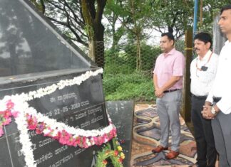 ವಿಮಾನ ದುರಂತ: ಜಿಲ್ಲಾಡಳಿತ ಶ್ರದ್ಧಾಂಜಲಿ