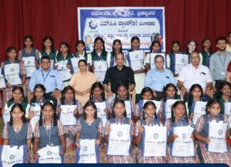 ಎಂ.ಸಿ.ಸಿ. ಬ್ಯಾಂಕಿನಿಂದ ನೋಟ್ ಪುಸ್ತಕ, ಕೊಡೆಮತ್ತು ಸ್ಕೂಲ್ ಬ್ಯಾಗ್ ವಿತರಣೆ