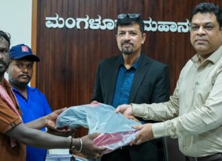 ರೋಹನ್ ಕಾರ್ಪೊರೇಶನ್ ವತಿಯಿಂದ ಪೌರ ಕಾರ್ಮಿಕರಿಗೆ ಸುರಕ್ಷತಾ ಪಾದರಕ್ಷೆಗಳ ವಿತರಣೆ