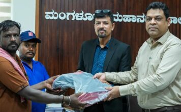 ರೋಹನ್ ಕಾರ್ಪೊರೇಶನ್ ವತಿಯಿಂದ ಪೌರ ಕಾರ್ಮಿಕರಿಗೆ ಸುರಕ್ಷತಾ ಪಾದರಕ್ಷೆಗಳ ವಿತರಣೆ