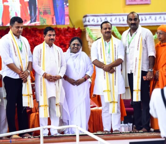 ಮಕ್ಕಳಿಗೆ ಪ್ರಕೃತಿ ಮತ್ತು ಎಲ್ಲಾ ಜೀವಿಗಳನ್ನು ಪ್ರೀತಿಸುವುದನ್ನು ಕಲಿಸಿ: ಮಾತಾ ಅಮೃತಾನಂದಮಯಿ ದೇವಿ