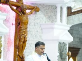 ಹೊಸ ಶೈಕ್ಷಣಿಕ ವರ್ಷಕ್ಕಾಗಿ ಪ್ರಾರ್ಥನೆಯಲ್ಲಿ ಒಗ್ಗೂಡಿದ ಮಕ್ಕಳು ಮತ್ತು ಪೋಷಕರು